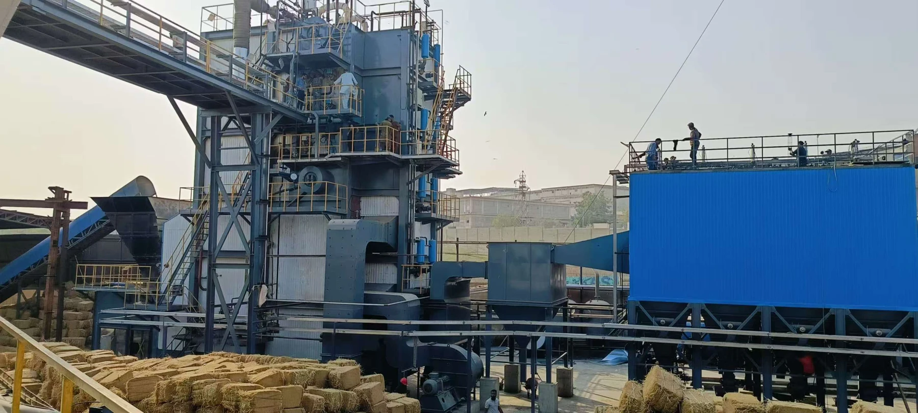 The 25-ton/h portable biomass-fired boiler for export to Pakistan has started to operate.