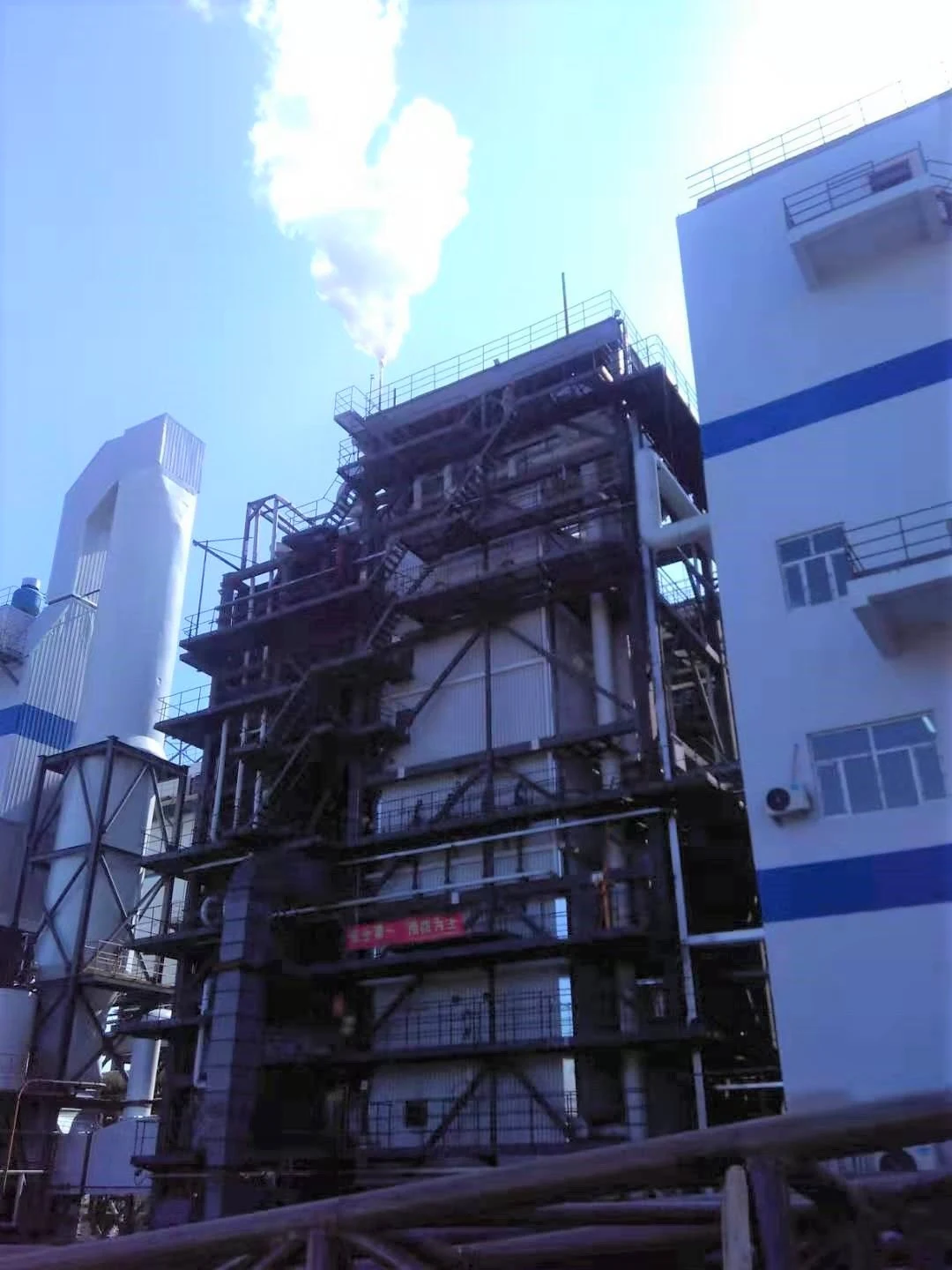 The organic solid waste fluidized clean suspension combustion boiler was successfully ignited in Xinjiang.